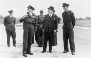 RAF-Air Vice Marshall Brown (met zonnebril) en premier Pierlot in het gezelschap van de Belgische 'aas' Y. Dumonceau de Bergendael (rechts)